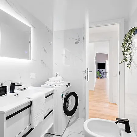 Apartment Specchio Di Cielo: With Terrace And Ac Center - Happy Arona